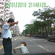 当たり屋が選んだ相手は警官だった。残念すぎる青年の演技