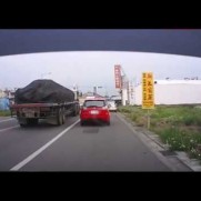 まるでスタントマン？！綺麗に着地する車
