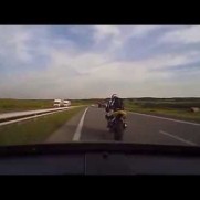 恐ろしすぎる…。挑発したバイクに車が突っ込むまでの10秒