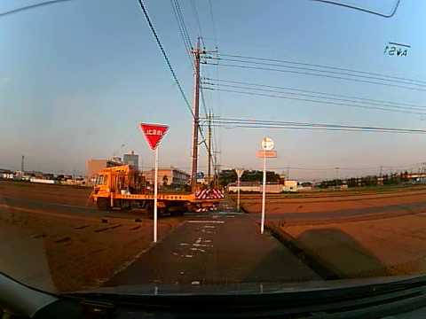 車を救うはずの車が哀れな姿に…動転して深みにハマる様子