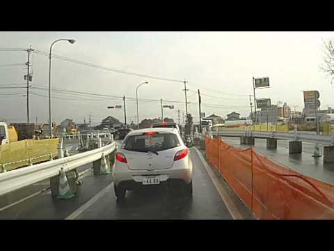 強引な右折からの自爆！高級車の末路