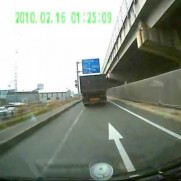 トラックVS軽自動車　トラックに当て逃げされた軽自動車の運命は…？