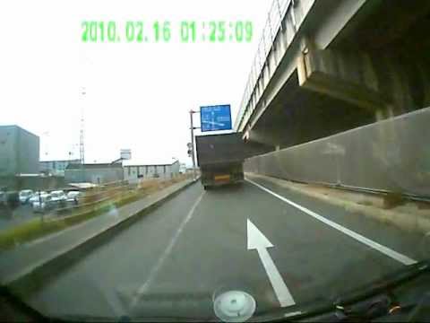 トラックVS軽自動車　トラックに当て逃げされた軽自動車の運命は…？
